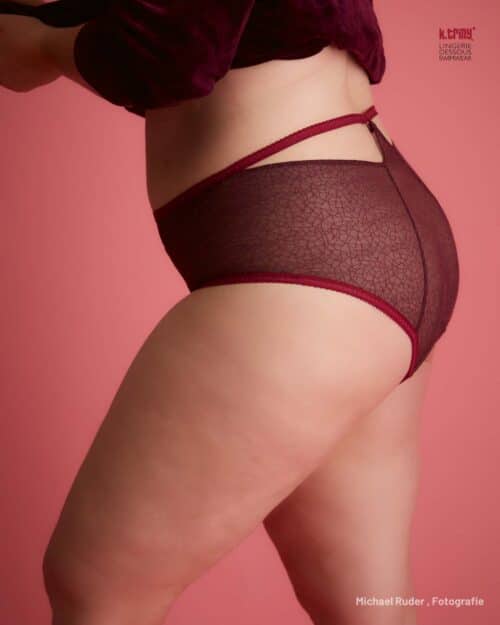 Genähter Slip nach Schnittmuster #RyngnDrop von k.triny* lingerie in Bordeaux mit Cutout-Detail, Seitenansicht