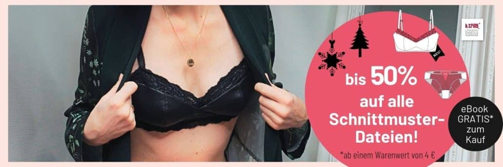 Frau öffnet ihren Kimono und zeigt ein selbst genähtes schwarzes Bralette aus Spitze. Daneben ein rosa Kreis mit Infos zur TYS Rabattaktion bis zu 50 Prozent auf Schnittmuster Dateien von k.triny* lingerie sowie einer Illustration des neuen BH #BraVyva und dem Slip #SensualSlippyX.