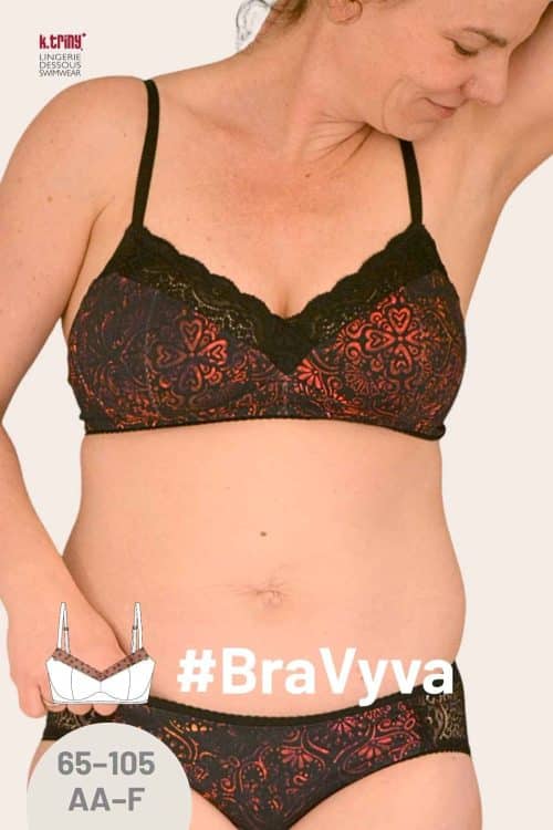 Frau trägt den selbst genähten BH #BraVyva, BH Schnittmuster bügellos, aus schwarzer Spitze und gemustertem Stoff, daneben Größenhinweis 65 bis 105 AA bis F.
