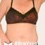 Frau trägt den selbst genähten BH #BraVyva, BH Schnittmuster bügellos, aus schwarzer Spitze und gemustertem Stoff, daneben Größenhinweis 65 bis 105 AA bis F.