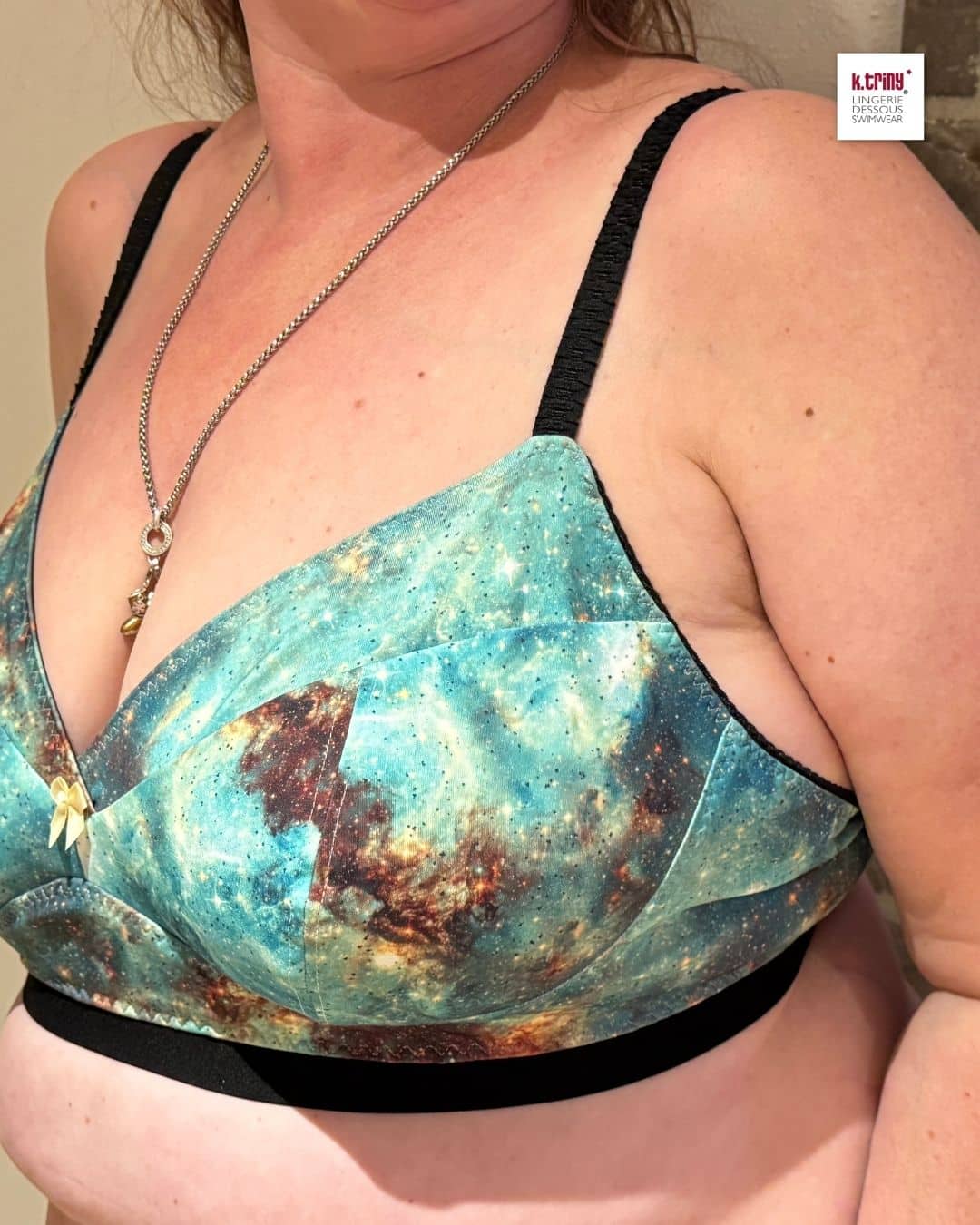 Nahaufnahme eines selbst genähten Softbras aus Galaxie Stoff nach dem BH Schnittmuster bügellos #BraVyva.