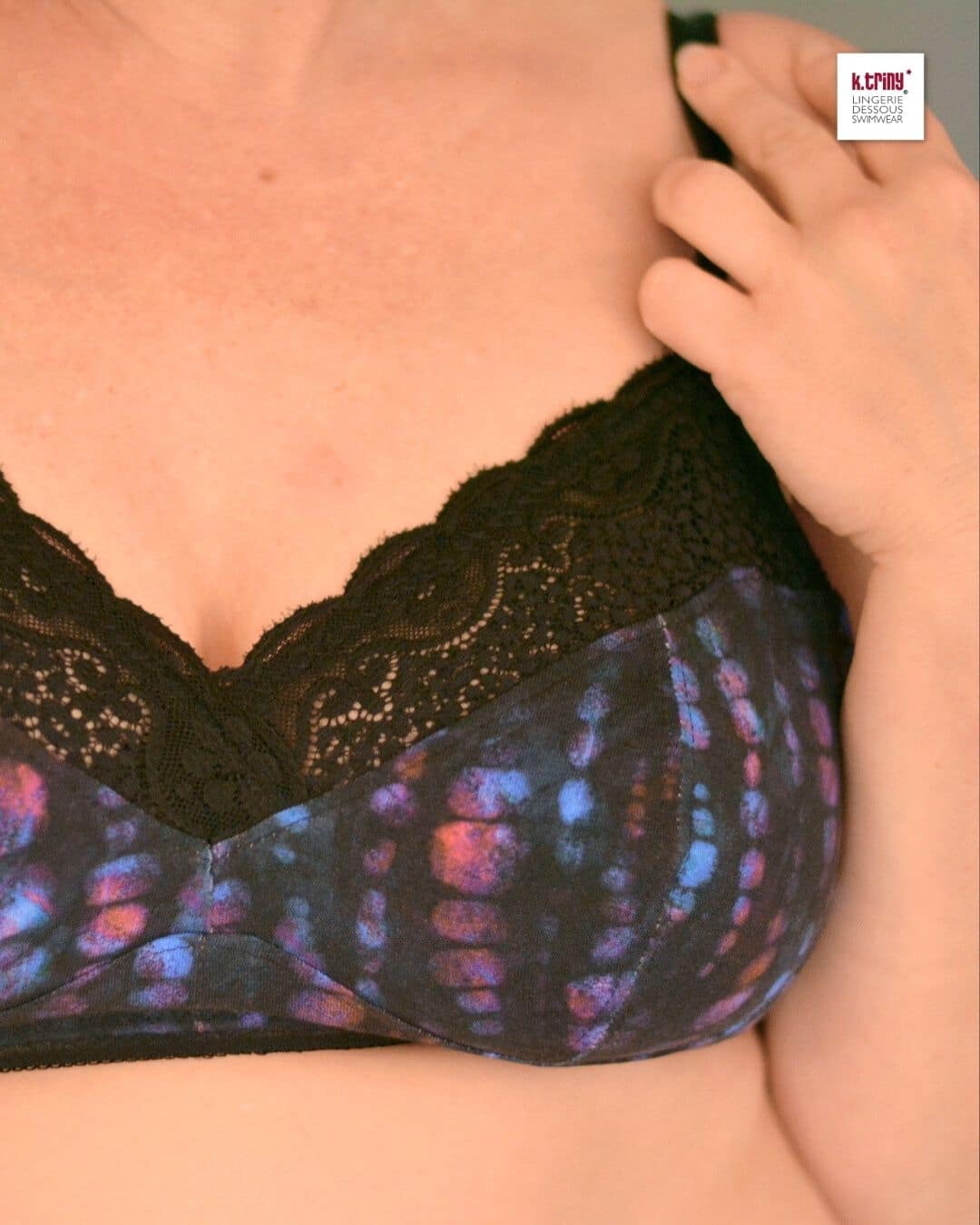Detailansicht des BH Schnittmusters bügellos #BraVyva mit schwarzer Spitze und buntem Stoff.