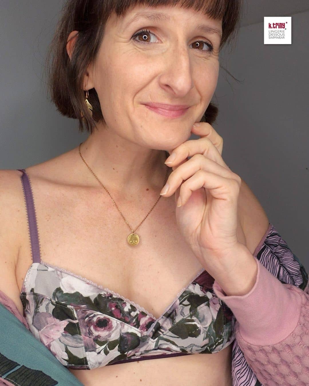 Frau trägt einen floralen Softbra aus Jersey und Mesh nach dem BH Schnittmuster bügellos #BraVyva.