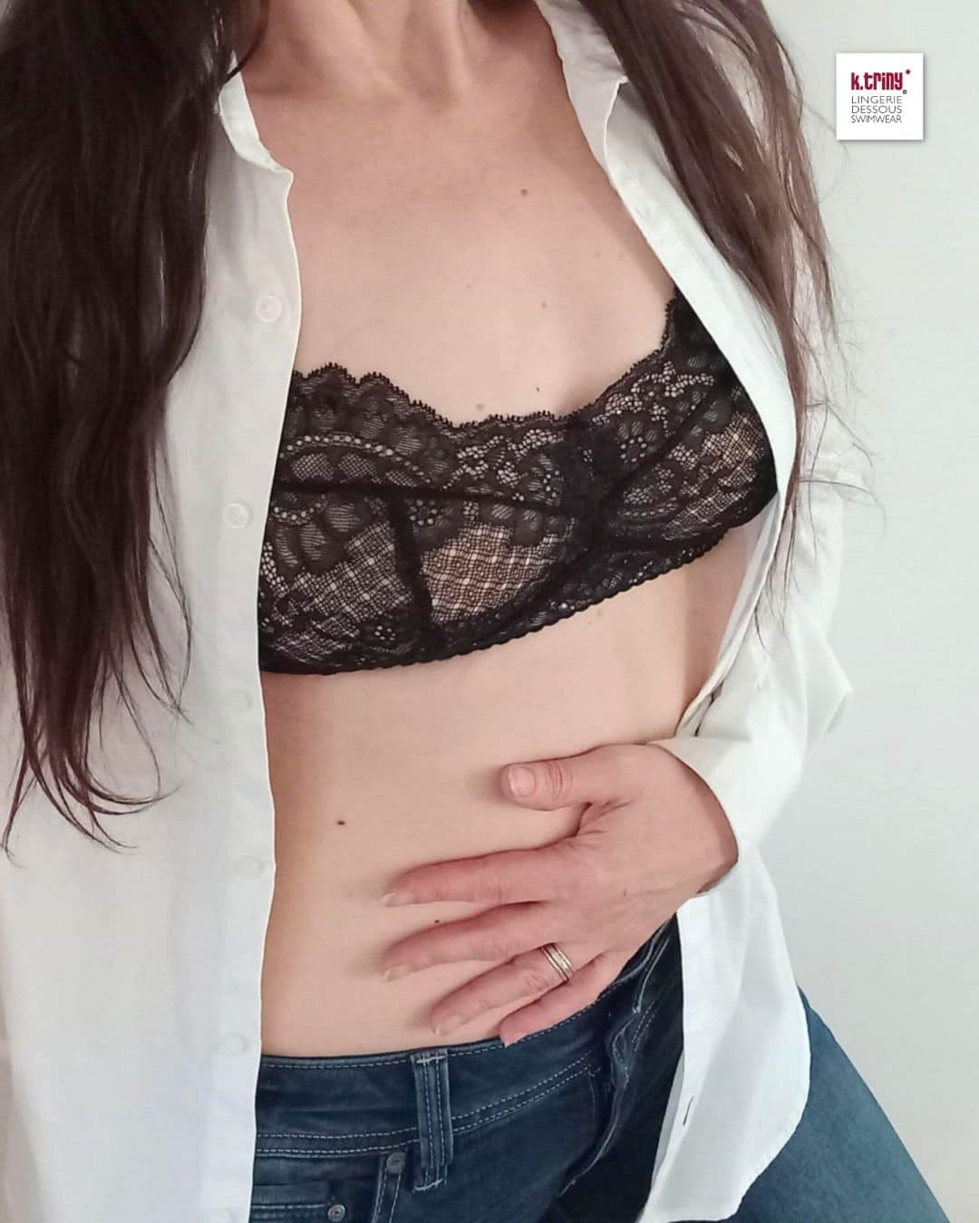 Frau trägt einen schwarzen Spitzen Softbra nach dem BH Schnittmuster bügellos #BraVyva unter einem offenen Hemd.