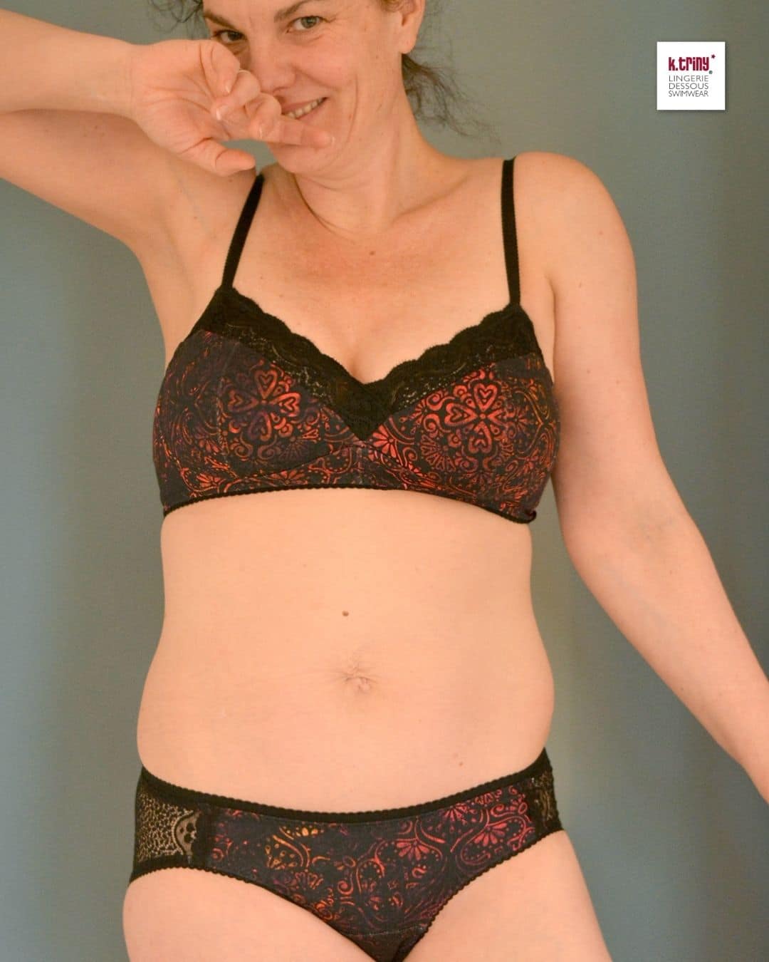 Frau trägt einen selbst genähten BH aus schwarzer Spitze und buntem Stoff nach dem BH Schnittmuster bügellos #BraVyva.