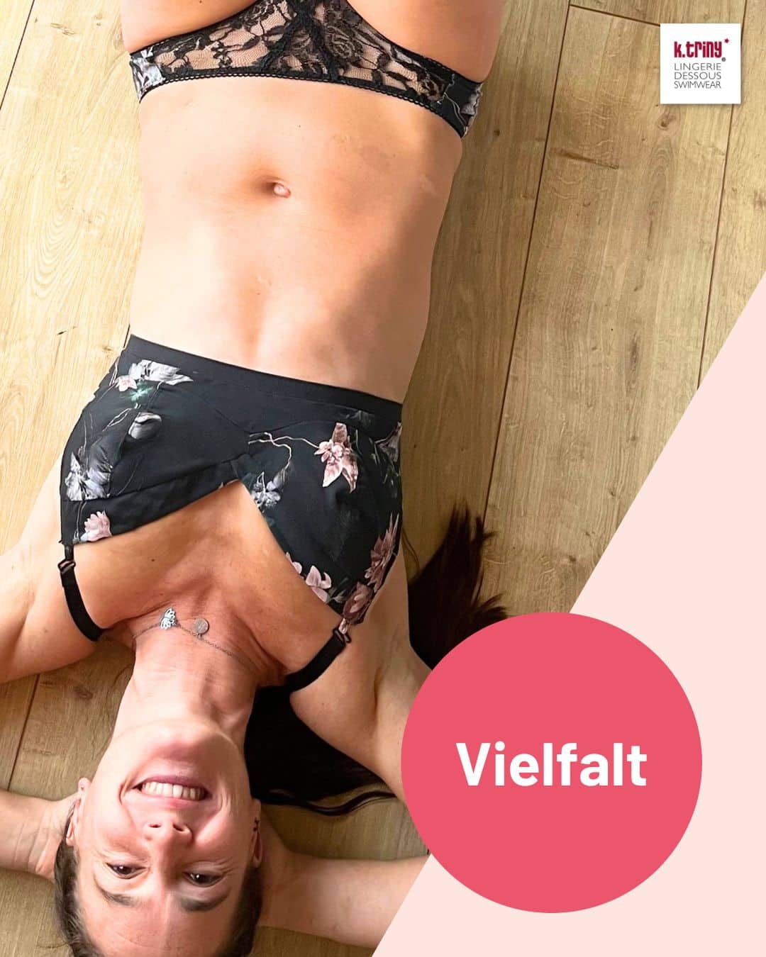 Frau liegt auf dem Boden und trägt einen Bügellosen BH #BraVyva in schwarzer Spitze, gezeigt als Beispiel für die Vielfalt der Gestaltungsmöglichkeiten.