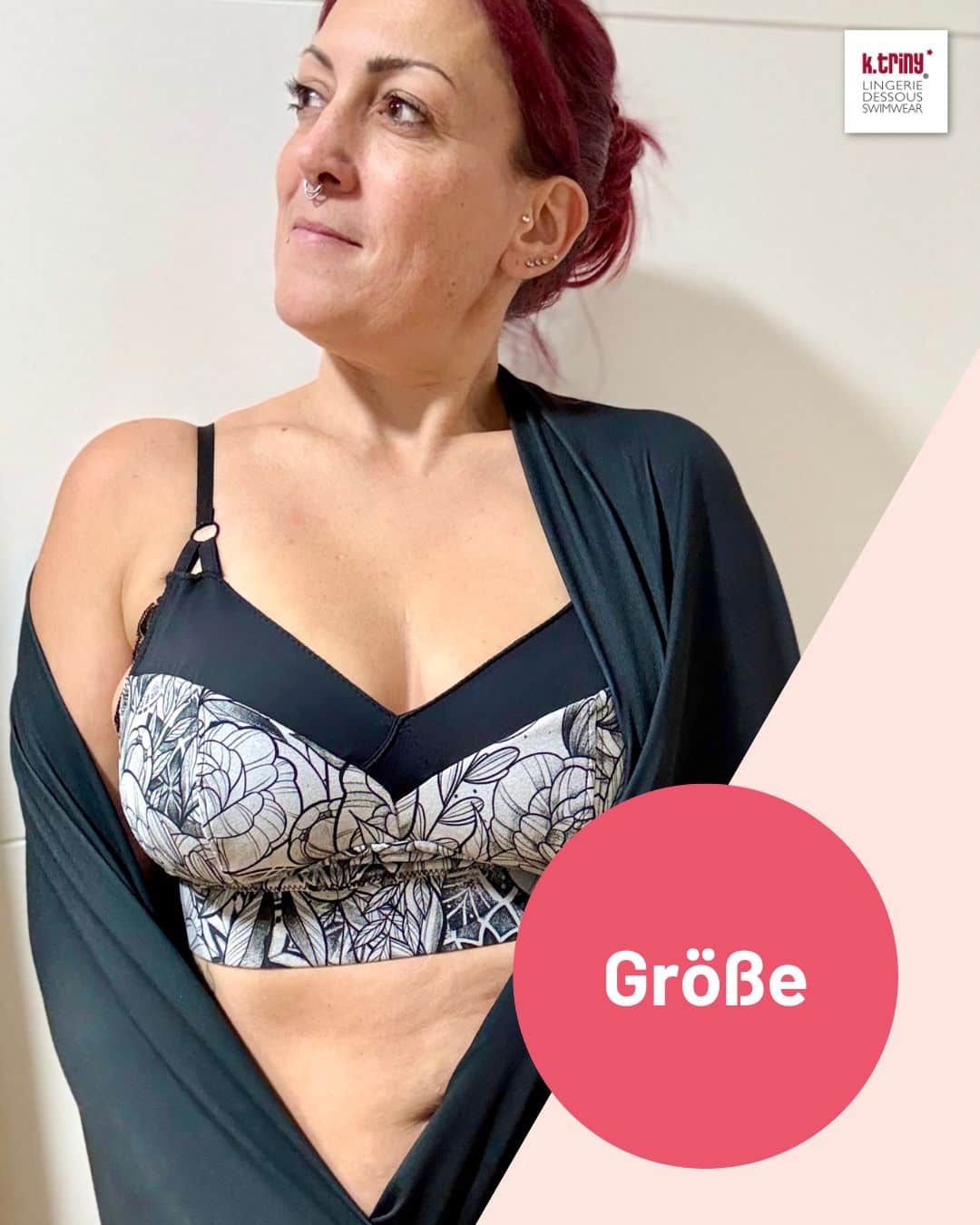 Frau trägt einen Bügellosen BH #BraVyva aus schwarzem Stoff mit floralem Cup, gezeigt als Größenbeispiel für die Passform des Schnittmusters.