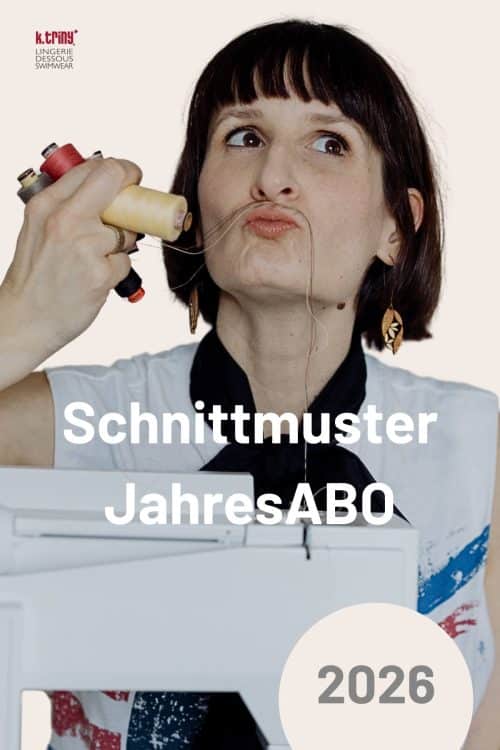 Katriny von k.triny* lingerie mit Nähmaschine und Garnrollen, Titelbild für das Schnittmuster Jahresabo 2026
