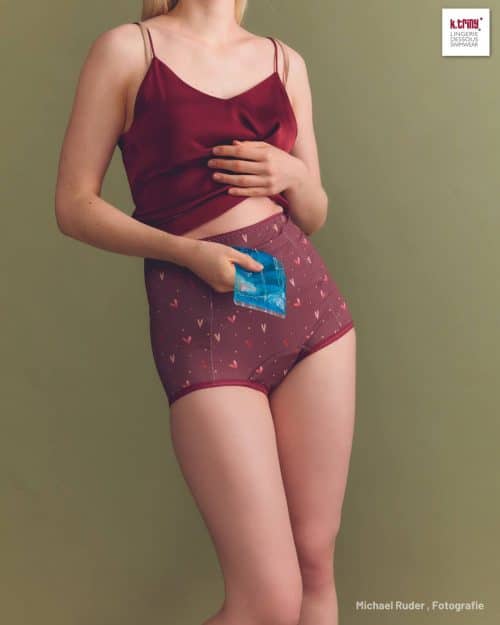 Der Perioden-Boxer aus dem Periodenunterwäsche Schnittmuster #SanguinyBoxer wird getragen und mit einem Wärmekissen kombiniert. Das Bild unterstreicht den Komfortgedanken des Modells.