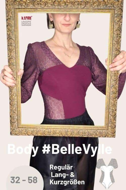 Titelbild des Body Schnittmusters #BelleVylle von k.triny* lingerie. Gezeigt wird ein figurbetonter Damenbody in Bordeaux mit langen Spitzenärmeln, V-Ausschnitt und geschwungenen Teilungen. Erhältlich in Größe 32 bis 58, regulär sowie in Lang- und Kurzgrößen.
