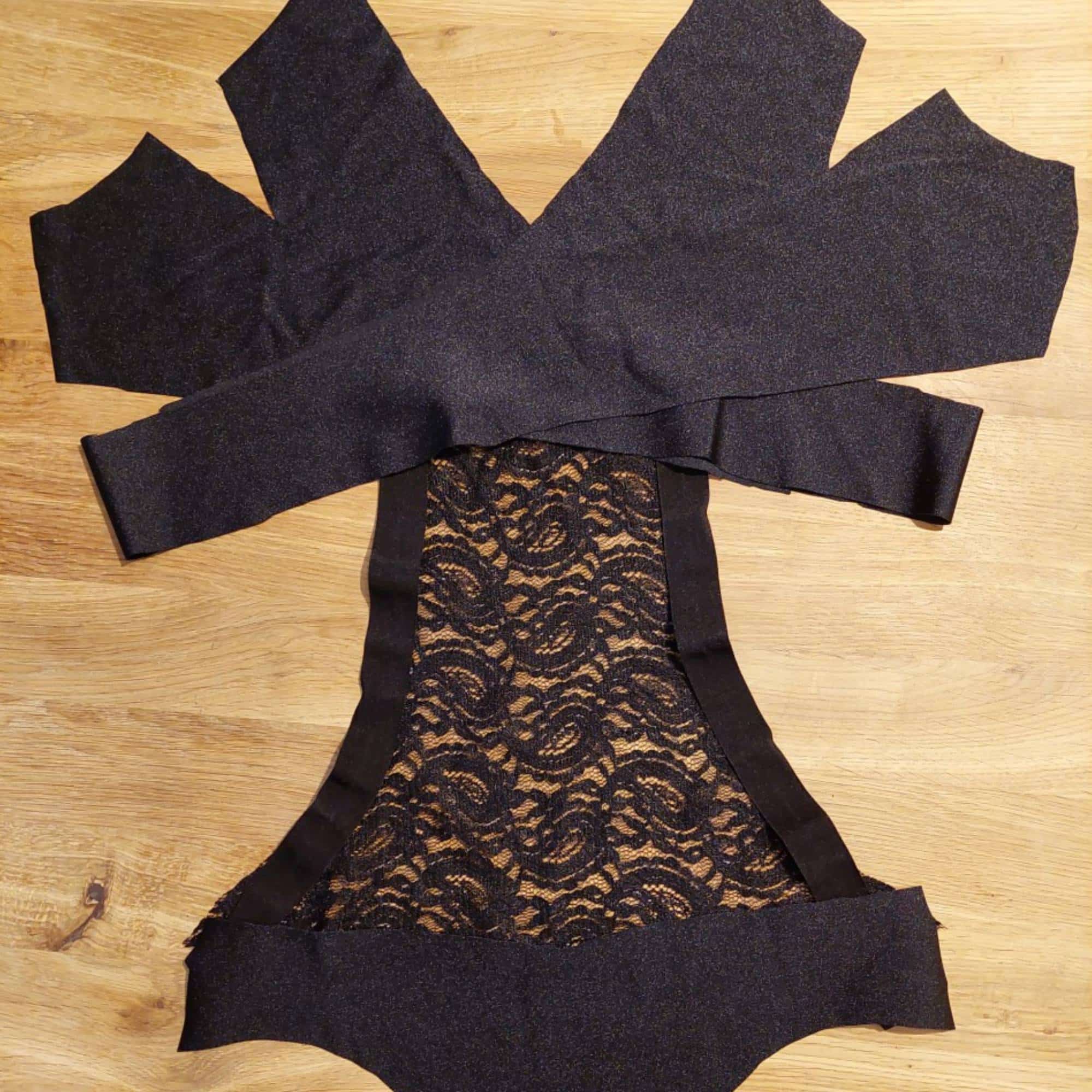 Bademode Atelier_Designwettbewerb_Sharon_L (1) Bademode Atelier Zuschnitt für schwarzen Badeanzug mit Spitze und Teilungen