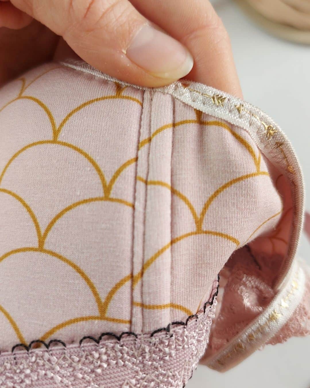 Bralette mit seitlicher Stabilisierung durch einen Kabelbinder im Tunnelband